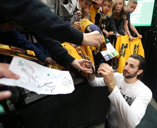 Utah Jazz guard Ricky Rubio signs autographs before an NBA Basketball Herren USA game against the Milwaukee Bucks at Energy Solutions Arena in Salt Lake City, Utah, USA, 25 November 2017. Utah Jazz vs Milwaukee Bucks !ACHTUNG: NUR REDAKTIONELLE NUTZUNG!  Copyright: xGEORGExFREYx GFX01 20171126-636472607384782500