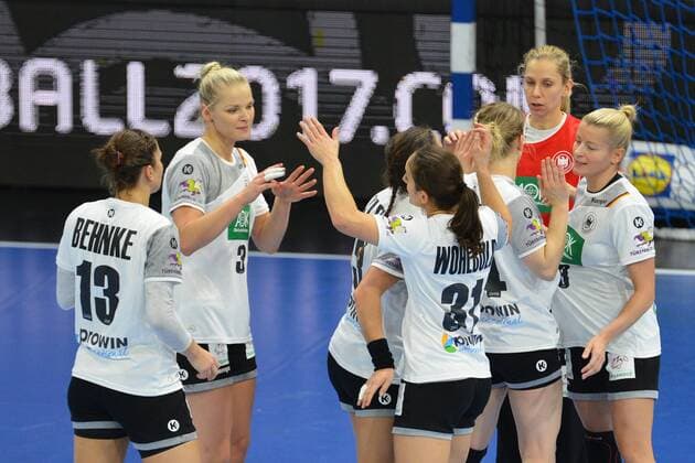 Frauen-Handballnationalmannschaft von Deutschland bejubelt den Sieg, Deutschland vs. Island, Handball, Testspiel, 25.11.2017, Dresden Copyright: xEibner-Pressefoto BertxHarzerx EP_BHR