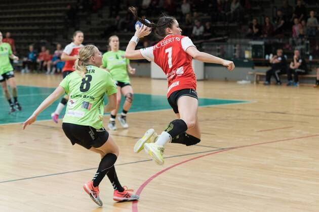 Anna Eber ( 8,Spreefuexxe), Lisa Wieder (Nuertingen 7), im Spiel, Spreefuexxe Berlin vs TG Nuertingen, 25.11.2017 , Berlin Copyright: xUwexKoch xEibner-Pressefotox EP_ukh