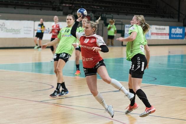 Action am Kreis, v.l. Anna Bloedorn ( 10,Spreefuexxe), Benitta Quattlender (Nuertingen 18), Anna Eber ( 8,Spreefuexxe), im Spiel, Spreefuexxe Berlin vs TG Nuertingen, 25.11.2017 , Berlin Copyright: xUwexKoch xEibner-Pressefotox EP_ukh