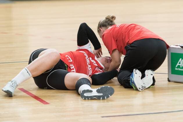 Verletzt am Boden, v.l. Yvonne Rolland (Nuertingen 37), Sarah Sommer - Teamaerztin, im Spiel, Spreefuexxe Berlin vs TG Nuertingen, 25.11.2017 , Berlin Copyright: xUwexKoch xEibner-Pressefotox EP_ukh