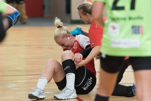 Verletzt am Boden, v.l. Yvonne Rolland (Nuertingen 37), Sarah Sommer - Teamaerztin, im Spiel, Spreefuexxe Berlin vs TG Nuertingen, 25.11.2017 , Berlin Copyright: xUwexKoch xEibner-Pressefotox EP_ukh