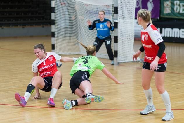 v.l. Denise Kunicke (Nuertingen 2), Samira Krakat ( 4,Spreefuexxe), Celina Meissner (Nuertingen 61), Benitta Quattlender (Nuertingen 18), im Spiel, Spreefuexxe Berlin vs TG Nuertingen, 25.11.2017 , Berlin Copyright: xUwexKoch xEibner-Pressefotox EP_ukh