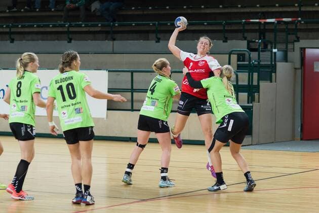 v.l. Anna Eber ( 8,Spreefuexxe), Anna Bloedorn ( 10,Spreefuexxe), Samira Krakat ( 4,Spreefuexxe), Denise Kunicke (Nuertingen 2), Stefanie de Beer ( 7,Spreefuexxe), im Spiel, Spreefuexxe Berlin vs TG Nuertingen, 25.11.2017 , Berlin Copyright: xUwexKoch xEibner-Pressefotox EP_ukh