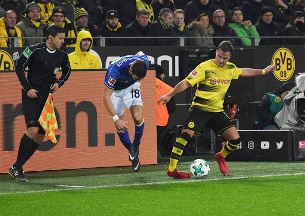 25.11.2017, Fussball GER, 1. Bundesliga Saison 2017 2018, 13. Spieltag, Borussia Dortmund - FC Schalke 04 4:4, Verletzung Mario Goetze, Mario Götze (Borussia Dortmund), er knickt im Zweikampf mit Daniel Caligiuri (FC Schalke 04) mit dem rechten Fuss um
