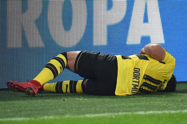 Fußball 1. Bundesliga 13. Spieltag Borussia Dortmund - FC Schalke 04 am 25.11.2017 im Signal Iduna Park in Dortmund Mario Götze ( Dortmund ) verletzt am Boden