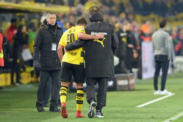 Dortmund, Germany 25.11.2017, 1. Bundesliga 13. Spieltag, BV Borussia Dortmund - FC Schalke 04, Verletzung verletzt Schmerzen bei Mario Goetze (BVB) ( DeFodi521
