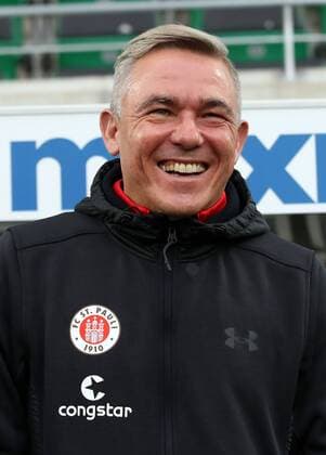 26.11.2017 - Fussball - Saison 2017 2018 - 2. Fussball - Bundesliga - 15. Spieltag: SpVgg Greuther Fürth ( Kleeblatt ) - FC St. Sankt Pauli Hamburg FCSP - DaMa - Olaf Janssen Janßen (Trainer FC St. Pauli ) lacht freut sich