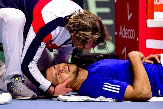 Bilder des Tages - SPORT Jo Wilfried Tsonga (Fra) en train de se faire soigner en fin de premier set TENNIS : Finale de la Coupe Davis France vs Belgique - 26 11 2017 JBAutissier Panoramic 