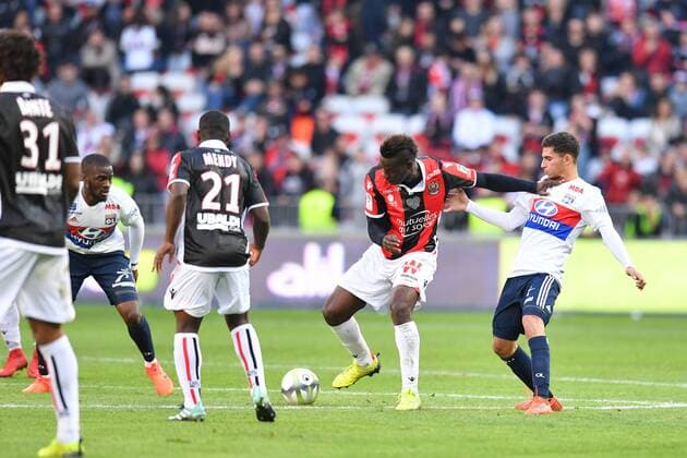 09 Mario BALOTELLI (nice) - 08 Houssem AOUAR (ol) FOOTBALL : Nice vs Lyon - Ligue 1 Conforama - 26 11 2017 FEP Panoramic 