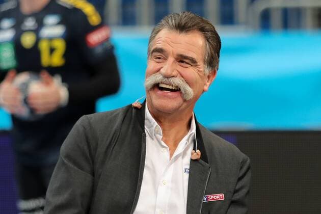 Heiner Brand (TV-Experte für sky), Einzelbild, Aktion, Action, lacht, lachen, fröhlich, strahlend, optimistisch, Handball, Champions League, Rhein-Neckar Löwen - HC Vardar Skopje,