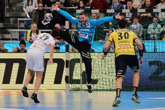v.li.: Ivan Cupic (Skopje, 27) scheitert an Andreas Palicka (Torwart, RNL, 12), Gedeon Guardiola (RNL, 30), Siebenmeter, 7-Meter, Strafwurf, Action, Aktion, Handball, Champions League, Rhein-Neckar Löwen - HC Vardar Skopje,