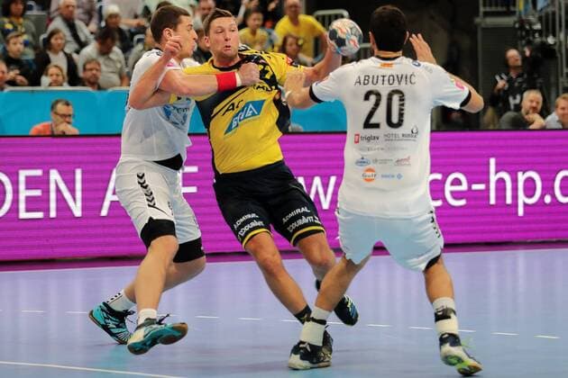 v.li.: Mijajlo Marsenic (Skopje, 93), Harald Reinkind (RNL, 27), Ilija Abutovic (Skopje, 20), Zweikampf, Duell, duel, tackle, tackling, Dynamik, Action, Aktion, Handball, Champions League, Rhein-Neckar Löwen - HC Vardar Skopje,