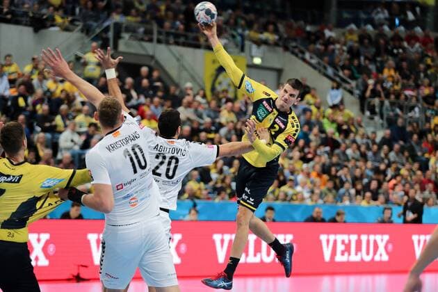 v.li.: Dainis Kristopans (Skopje, 10), Ilija Abutovic (Skopje, 20), Andre Schmid (Andy Schmid, RNL, 2), Torwurf, Aktion, Action, Spielszene, Handball, Champions League, Rhein-Neckar Löwen - HC Vardar Skopje,