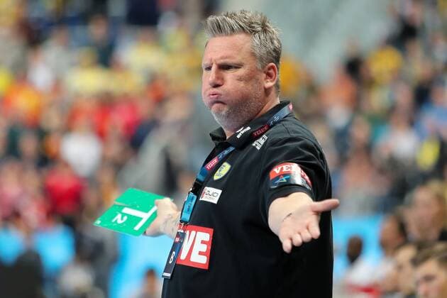Nikolaj Jacobsen (Trainer, Cheftrainer, RNL), enttäuscht schauend, Enttäuschung, Frustration, disappointed, pessimistisch, Einzelbild, Aktion, Action, gibt Anweisungen, gestikuliert, mit den Armen gestikulieren, gives instructions, gesticulate, Handball, Champions League, Rhein-Neckar Löwen - HC Vardar Skopje,