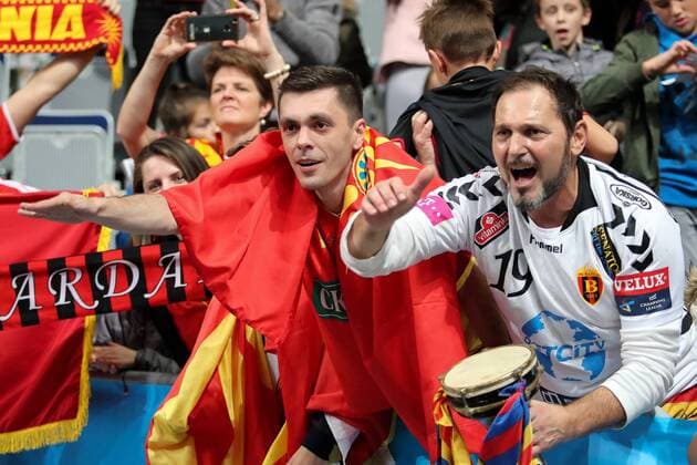 Die Fans von HC Vardar Skopje aus Mazedonien (Macedonia) freuen sich über den Punktgewinn, 21:21, Unentschieden, Remis, Freude, Jubel, Fans, Publikum, Zuschauer, Stimmung, Atmosphäre, Stadion, Handball, Champions League, Rhein-Neckar Löwen - HC Vardar Skopje,