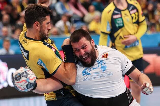 Bilder des Tages - SPORT v.li.: Alexander Petersson (RNL, 32), Stojanche Stoilov (Skopje, 5), Zweikampf, Duell, duel, tackle, tackling, Dynamik, Action, Aktion, Handball, Champions League, Rhein-Neckar Löwen - HC Vardar Skopje,