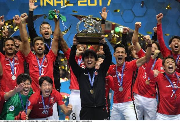 Takafumi Hori (Reds), NOVEMBER 25, 2017 - Football Soccer : Urawa Reds head coach Takafumi Hori holds up the trophy as he celebrates with his players after winning the AFC Champions League Final 2nd leg match between Urawa Red Diamonds 1-0 Al-Hilal at Saitama Stadium 2002 in Saitama, Japan. Noxthirdxpartyxsales  (mmcb009115)