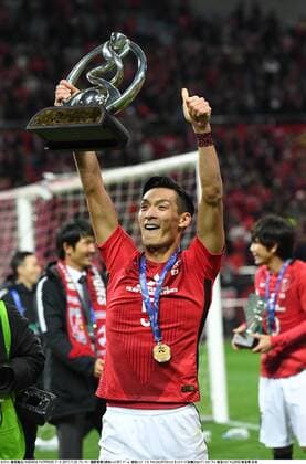 Tomoaki Makino (Reds), NOVEMBER 25, 2017 - Football Soccer : Tomoaki Makino of Urawa Reds celebrates with the trophy after winning the AFC Champions League Final 2nd leg match between Urawa Red Diamonds 1-0 Al-Hilal at Saitama Stadium 2002 in Saitama, Japan. Noxthirdxpartyxsales  (mmcb009131)