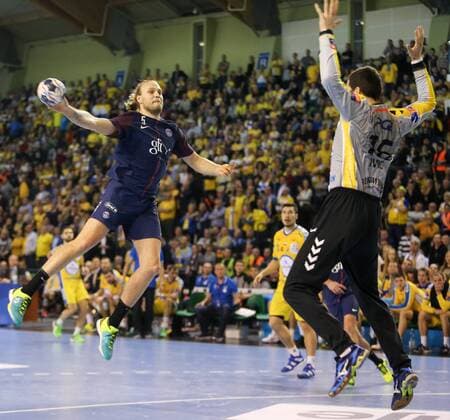 November 26, 2017 - Kielce, Poland - 26.11.2017, Kielce, pidflka reczna, liga mistrzow, PGE Vive Kielce - Paris Saint-Germain, Henrik Mollgaard Jensen (PSG), Filip Ivic (Vive), during EHF Handball Champions League Group B match between KS Vive Tauron Kielce and Paris Saint-Germain Handball at Kielce, Poland, on 26 November 2017. ..Paris Saint-Germain Handball won 30-29. Vive Kielce v Paris Saint-Germain - EHF Champions League match - ZUMAn230 20171126_zaa_n230_705 Copyright: xFotoxOlimpikx
