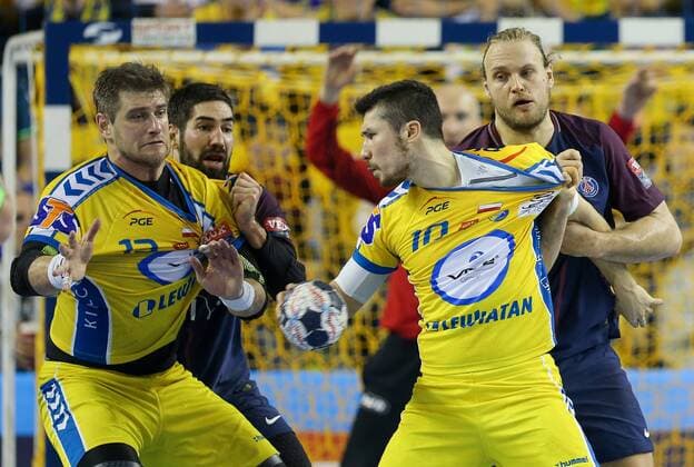 November 26, 2017 - Kielce, Poland - 26.11.2017, Kielce, pidflka reczna, liga mistrzow, PGE Vive Kielce - Paris Saint-Germain, Julen Aguinagalde Akizu (Vive), Nikola Karabatic (PSG), Alex Dujshebaev Dovichebaeva (Vive), Henrik Mollgaard Jensen (PSG), during EHF Handball Champions League Group B match between KS Vive Tauron Kielce and Paris Saint-Germain Handball at Kielce, Poland, on 26 November 2017. ..Paris Saint-Germain Handball won 30-29. Vive Kielce v Paris Saint-Germain - EHF Champions League match - ZUMAn230 20171126_zaa_n230_715 Copyright: xFotoxOlimpikx
