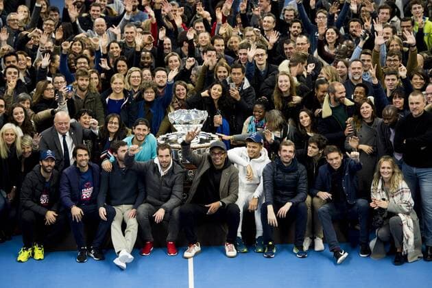 Bilder des Tages - SPORT Tennis, Pressetermin französischer Tennisverband FFT Jonathan Eysseric Jeremy Chardy Gilles Simon Richard Gasquet Yannick Noah Jo Wilfired Tsonga Julien Benneteau Pierre Hugues Herbert Nicolas Mahut TENNIS : l Equipe de France de Tennis a la rencontre des salaries de la FFT - Paris - 27 11 2017 JBAutissier Panoramic 