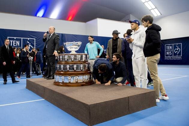 Tennis, Pressetermin französischer Tennisverband FFT Jonathan Eysseric Jeremy Chardy Gilles Simon Richard Gasquet Yannick Noah Jo Wilfired Tsonga Julien Benneteau Pierre Hugues Herbert Nicolas Mahut Bernard Giudicelli - president FFT TENNIS : l Equipe de France de Tennis a la rencontre des salaries de la FFT - Paris - 27 11 2017 JBAutissier Panoramic 