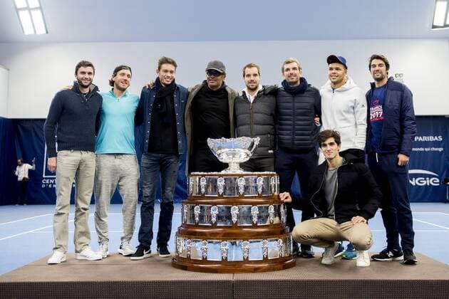 Themen der Woche - SPORT Bilder des Tages - SPORT Tennis, Pressetermin französischer Tennisverband FFT Gilles Simon Lucas Pouille Nicolas Mahut Yannick Noah capitaine Richard Gasquet Julien Benneteau Jo Wilfried Tsonga Jeremy Chardy et Pierre Hugues Herbert equipe de France posant devant le trophee de la Coupe Davis TENNIS : l Equipe de France de Tennis a la rencontre des salaries de la FFT - Paris - 27 11 2017 JBAutissier Panoramic 