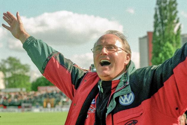 Aus 2. BL Saison 1996 1997 VfL Wolfsburg (Grün) gegen FC Carl Zeiss Jena 4:1 am 24.05.1997. Im Foto: Gewonnen - WOB Trainer Willi Reimann