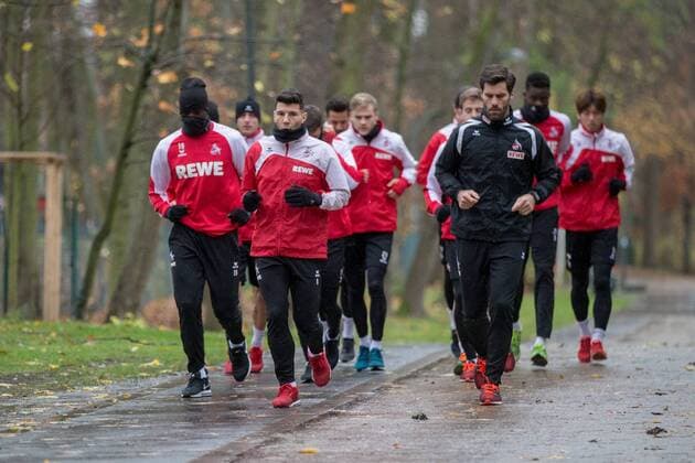 Die erste Elf von gestern rückt zum joggen aus - mit Milos Jojic ( 8, 1. FC Köln), Salih Özcan ( 20, 1. FC Köln), Lukas Klünter ( 24, 1. FC Köln), Jorge Mere ( 22, 1. FC Köln), Jan-Benjamin Kugel (Athletiktrainer, 1. FC Köln), k-12, Timo Horn ( 1, TW, 1. FC Köln) Sehrou Guirassy ( 19, 1. FC Köln) und anderen Training 1. FC Köln, Fussball, 1. Bundesliga, 27.11.17 Köln NRW Deutschland Trainingsgelaende 1. FC Köln