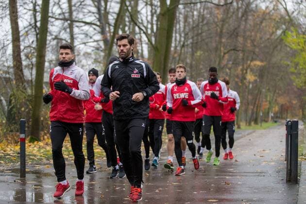 Vorne weg joggen Milos Jojic ( 8, 1. FC Köln) und Jan-Benjamin Kugel (Athletiktrainer, 1. FC Köln) Training 1. FC Köln, Fussball, 1. Bundesliga, 27.11.17 Köln NRW Deutschland Trainingsgelaende 1. FC Köln