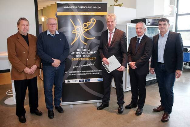 BAU 28.11.2017 Bietigheim Handball 23. IHF Handball Weltmeisterschaft der Frauen, Pressekonferenz, v.l. Ekke Hofmann (ehemaliger Frauen-Bundestrainer), Hans Artschwager (Präsident Handballverband Württemberg), Oberbürgermeister Jürgen Kessing, Rainer Kübler (Geschäftsführer der Stadtwerke Bietigheim-Bissingen), Thilo Dittmann (Vorsitzende des Lokalen Organisationskomitees)