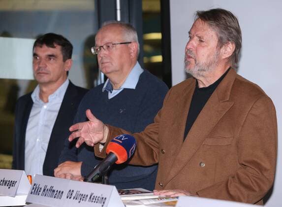 BAU 28.11.2017 Bietigheim Handball 23. IHF Handball Weltmeisterschaft der Frauen, Pressekonferenz, v.l. Thilo Dittmann (Vorsitzende des Lokalen Organisationskomitees), Hans Artschwager (Präsident Handballverband Württemberg), Ekke Hofmann (ehemaliger Frauen-Bundestrainer)