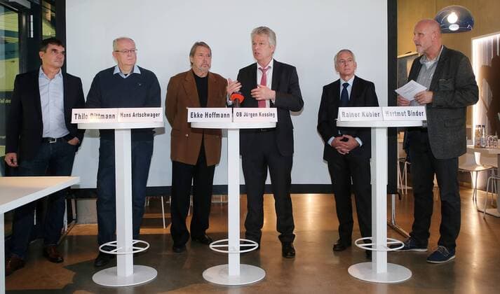 BAU 28.11.2017 Bietigheim Handball 23. IHF Handball Weltmeisterschaft der Frauen, Pressekonferenz, v.l. Thilo Dittmann (Vorsitzende des Lokalen Organisationskomitees), Hans Artschwager (Präsident Handballverband Württemberg), Ekke Hofmann (ehemaliger Frauen-Bundestrainer), Oberbürgermeister Jürgen Kessing, Rainer Kübler (Geschäftsführer der Stadtwerke Bietigheim-Bissingen), Hartmut Binder (Moderator)