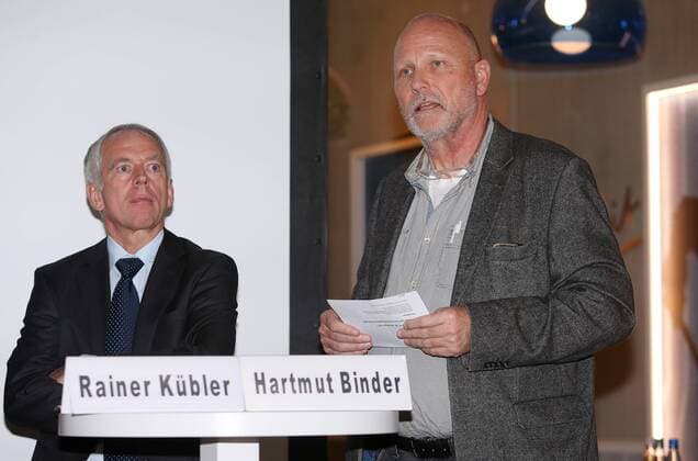 BAU 28.11.2017 Bietigheim Handball 23. IHF Handball Weltmeisterschaft der Frauen, Pressekonferenz, v.l. Rainer Kübler (Geschäftsführer der Stadtwerke Bietigheim-Bissingen), Hartmut Binder (Moderator)