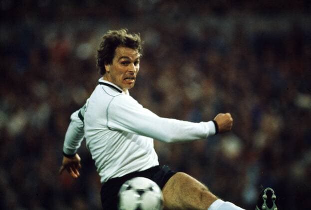 Bernard Dietz ehemaliger deutscher Fußballspiele geb. 1948 spielte von 1970 bis 1982 für den MSV Duisburg sowie von 1982 bis 1989 für den FC Schalke 04 zudem von 1974 bis 1981 für die deutsche Ntionalmannschft mit der er 1980 in Rom Europameister wurde