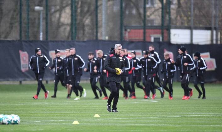 Fussball, Herren, Saison 2017 2018, 2. Bundesliga, 1. FC Union Berlin, Training, Trainer Jens Keller (1. FC Union Berlin) und die Mannschaft, 27.11. 2017, Copyright: xMatthiasxKochx
