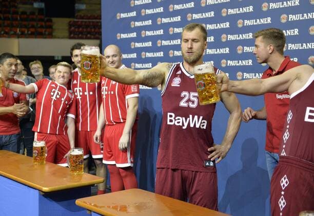 29.11.2017, Fussball Bundesliga 2017 2018, FC Bayern München und PAULANER erfüllen Fanträume im AUDI-Dome München, FCB-Fußballer gegen FCB-Basketballer kämpfen um den Besten Bayern am Ball . Basketballer beim Masskrug-Stemmen, mitte: Anton Gavel (Baskeball FCB) re: Trainer Steffen Hamann (Basketball FCB). li: Giovane Elber.