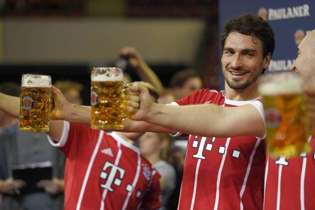 29.11.2017, Fussball Bundesliga 2017 2018, FC Bayern München und PAULANER erfüllen Fanträume im AUDI-Dome München, FCB-Fußballer gegen FCB-Basketballer kämpfen um den Besten Bayern am Ball . Bayern-Profis beim Masskrugstemmen, re: Mats Hummels (Bayern München) hat Mühe den Masskrug lange genug oben zu halten.