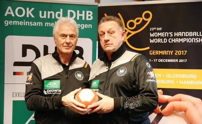 Frauen Handball WM PK Leipzig, 29.11.2017, Hotel Lindner, GERMANYHANDBALL2017 , Pressekonferenz des Deutschen Handballbundes zwei Tage vor der Handball Weltmeisterschaft der Frauen in Deutschland 2017. , Im Bild v.l.: Wolfgang Sommerfeld, DHB Sportdirektor und Michael Biegler, Bundestrainer Frauen. ,