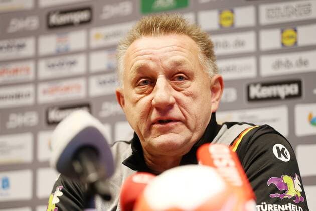 Frauen Handball WM PK Leipzig, 29.11.2017, Hotel Lindner, GERMANYHANDBALL2017 , Pressekonferenz des Deutschen Handballbundes zwei Tage vor der Handball Weltmeisterschaft der Frauen in Deutschland 2017. , Im Bild v.l.: Michael Biegler, Bundestrainer Frauen. ,
