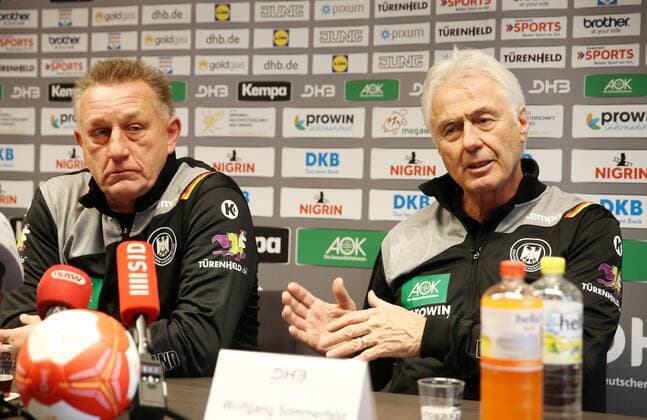 Frauen Handball WM PK Leipzig, 29.11.2017, Hotel Lindner, GERMANYHANDBALL2017 , Pressekonferenz des Deutschen Handballbundes zwei Tage vor der Handball Weltmeisterschaft der Frauen in Deutschland 2017. , Im Bild v.l.: Michael Biegler, Bundestrainer Frauen und Wolfgang Sommerfeld, DHB Sportdirektor. ,
