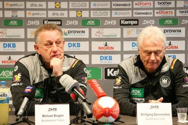 Pressekonferenz Handball Damen Nationalmannschaft Leipzig, 29.11.2017, Lindner Hotel, Handball Damen, Pressekonferenz im Vorfeld der Handball Weltmeisterschaft der Frauen 2017 , Im Bild v.l.: Bundestrainer Michael Biegler (Deutschland) und Sportdirektor Wolfgang Sommerfeld (Deutschland) ,