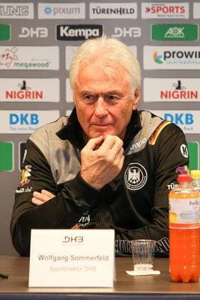 Pressekonferenz Handball Damen Nationalmannschaft Leipzig, 29.11.2017, Lindner Hotel, Handball Damen, Pressekonferenz im Vorfeld der Handball Weltmeisterschaft der Frauen 2017 , Im Bild: Sportdirektor Wolfgang Sommerfeld (Deutschland) ,