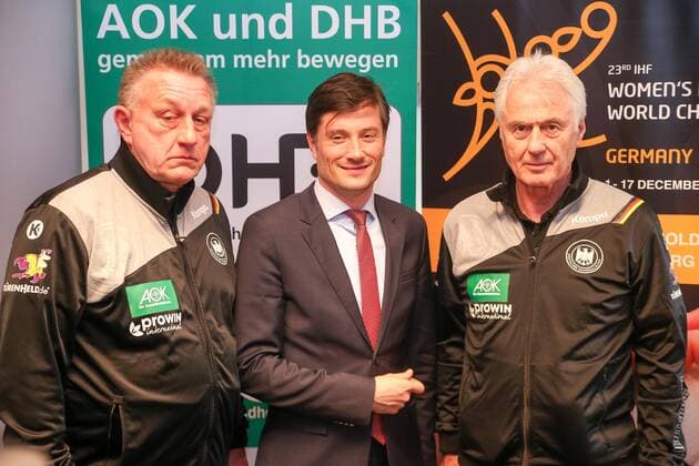 Pressekonferenz Handball Damen Nationalmannschaft Leipzig, 29.11.2017, Lindner Hotel, Handball Damen, Pressekonferenz im Vorfeld der Handball Weltmeisterschaft der Frauen 2017 , Im Bild v.l.: Bundestrainer Michael Biegler (Deutschland), Leipziger Sportbürgermeister Heiko Rosenthal und Sportdirektor Wolfgang Sommerfeld (Deutschland) ,