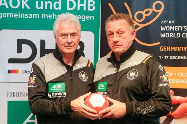 Pressekonferenz Handball Damen Nationalmannschaft Leipzig, 29.11.2017, Lindner Hotel, Handball Damen, Pressekonferenz im Vorfeld der Handball Weltmeisterschaft der Frauen 2017 , Im Bild v.l.: Sportdirektor Wolfgang Sommerfeld (Deutschland) und Bundestrainer Michael Biegler (Deutschland) ,