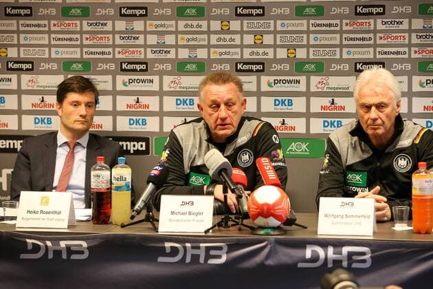 Pressekonferenz Handball Damen Nationalmannschaft Leipzig, 29.11.2017, Lindner Hotel, Handball Damen, Pressekonferenz im Vorfeld der Handball Weltmeisterschaft der Frauen 2017 , Im Bild v.l.: Leipziger Sportbürgermeister Heiko Rosenthal , Bundestrainer Michael Biegler (Deutschland) und Sportdirektor Wolfgang Sommerfeld (Deutschland) ,