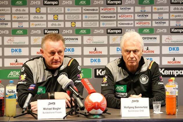 Pressekonferenz Handball Damen Nationalmannschaft Leipzig, 29.11.2017, Lindner Hotel, Handball Damen, Pressekonferenz im Vorfeld der Handball Weltmeisterschaft der Frauen 2017 , Im Bild v.l.: Bundestrainer Michael Biegler (Deutschland) und Sportdirektor Wolfgang Sommerfeld (Deutschland) ,