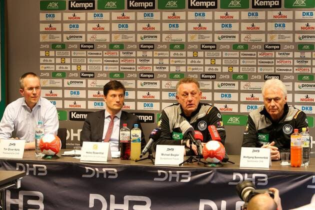 Bilder des Tages - SPORT Pressekonferenz Handball Damen Nationalmannschaft Leipzig, 29.11.2017, Lindner Hotel, Handball Damen, Pressekonferenz im Vorfeld der Handball Weltmeisterschaft der Frauen 2017 , Im Bild v.l.: DHB Pressesprecher Tim Oliver Kalle, Leipziger Sportbürgermeister Heiko Rosenthal , Bundestrainer Michael Biegler (Deutschland) und Sportdirektor Wolfgang Sommerfeld (Deutschland) ,