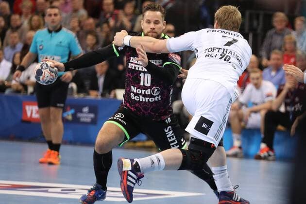 SG Flensburg-Handewitt - THW Kiel, EHF Champions League; Flensburg, 29.11.17 Flensburg, 29.11.17, Handball, VELUX EHF Champions League, Saison 2017 2018, Gruppenphase, SG Flensburg-Handewitt - THW Kiel : Thomas Mogensen (SG Flensburg-Handewitt, 10), Rene Toft Hansen (THW Kiel, 07)